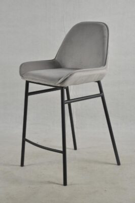 כסאות בר מעוצבים בצבע אפור