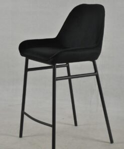 כסאות בר מעוצבים בצבע שחור