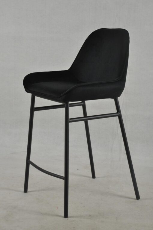 כסאות בר מעוצבים בצבע שחור