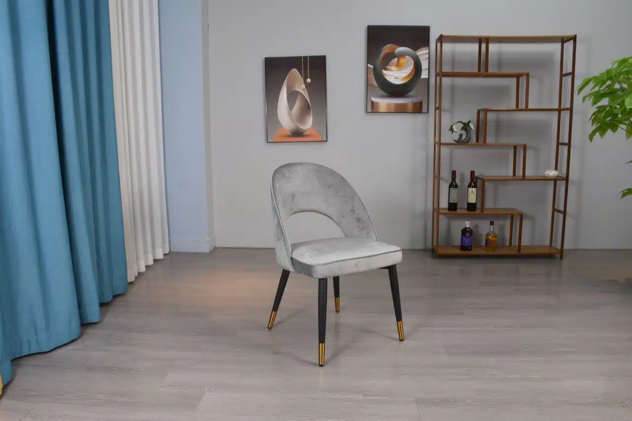 כסאות מעוצבים לפינת אוכל מקטיפה בצבע אפור - כסאות פינת אוכל בבד קטיפה יוקרתי בגוון אפור - רהיטים מעוצבים לבית ולמשרד - איכות פרימיום | סטייל מאסטר רהיטים