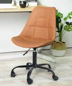 כסא משרדי מעוצב בדמוי עור בצבע חום