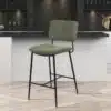 כסאות בר מעוצבים בצבע ירוק