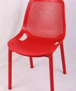 כסאות פלסטיק מעוצבים בצבע אדום