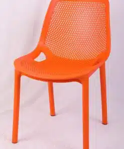 כסאות פלסטיק מעוצבים בצבע כתום