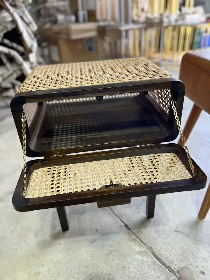 שידה ליד המיטה מראטן - שידת צד מיטה מראטן ועץ - ארונות סטייל מאסטר רהיטים - רהיטים איכותיים לבית ולמשרד