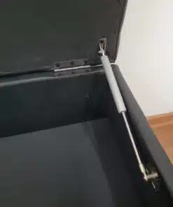 הדום אחסון מרופד בצבע שחור