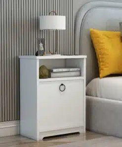 שידת לילה לבנה עם אורנית