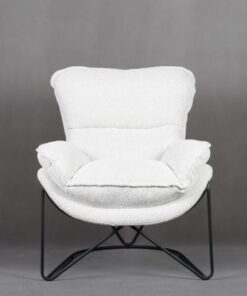 כורסא מעוצבת לבנה
