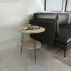שולחן סלון קטן עגול בגוון עץ אלון