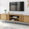 מזנון טלוויזיה לסלון בצבע אלון, עשוי מעץ מתועש עם חיפוי מלמין יצוק. 