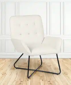 כורסא מעוצבת עם כפתורים בבד שמנת