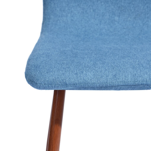 כיסא כחול בהיר