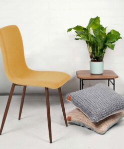 כסא בצבע חרדל מרופד עם רגלי עץ