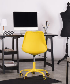 כיסא מעוצב בצבע צהוב
