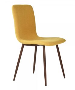 כסא מרופד לפינת אוכל בצבע צהוב עם רגלי עץ