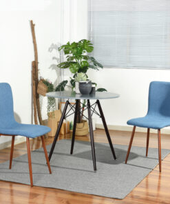 כסאות מעוצבים בצבע גינס עם רגלי עץ