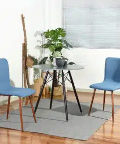 כסאות מעוצבים בצבע גינס עם רגלי עץ