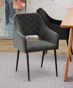 כיסא קטיפה שחור במבצע יוקרתי בעיצוב קלאסי.