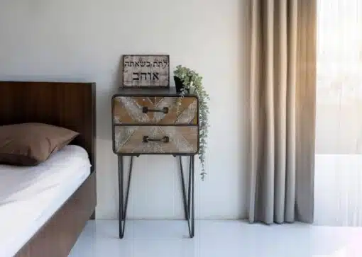 שידת לילה מעוצבת