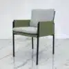 כיסא מעוצב עם ידיות