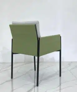 כיסא מעוצב עם ידיות בצבע ירוק משולב אפור