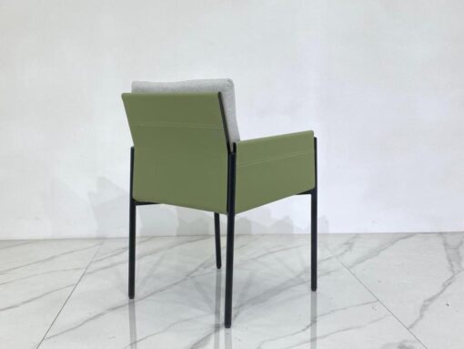 כיסא מעוצב עם ידיות בצבע ירוק משולב אפור