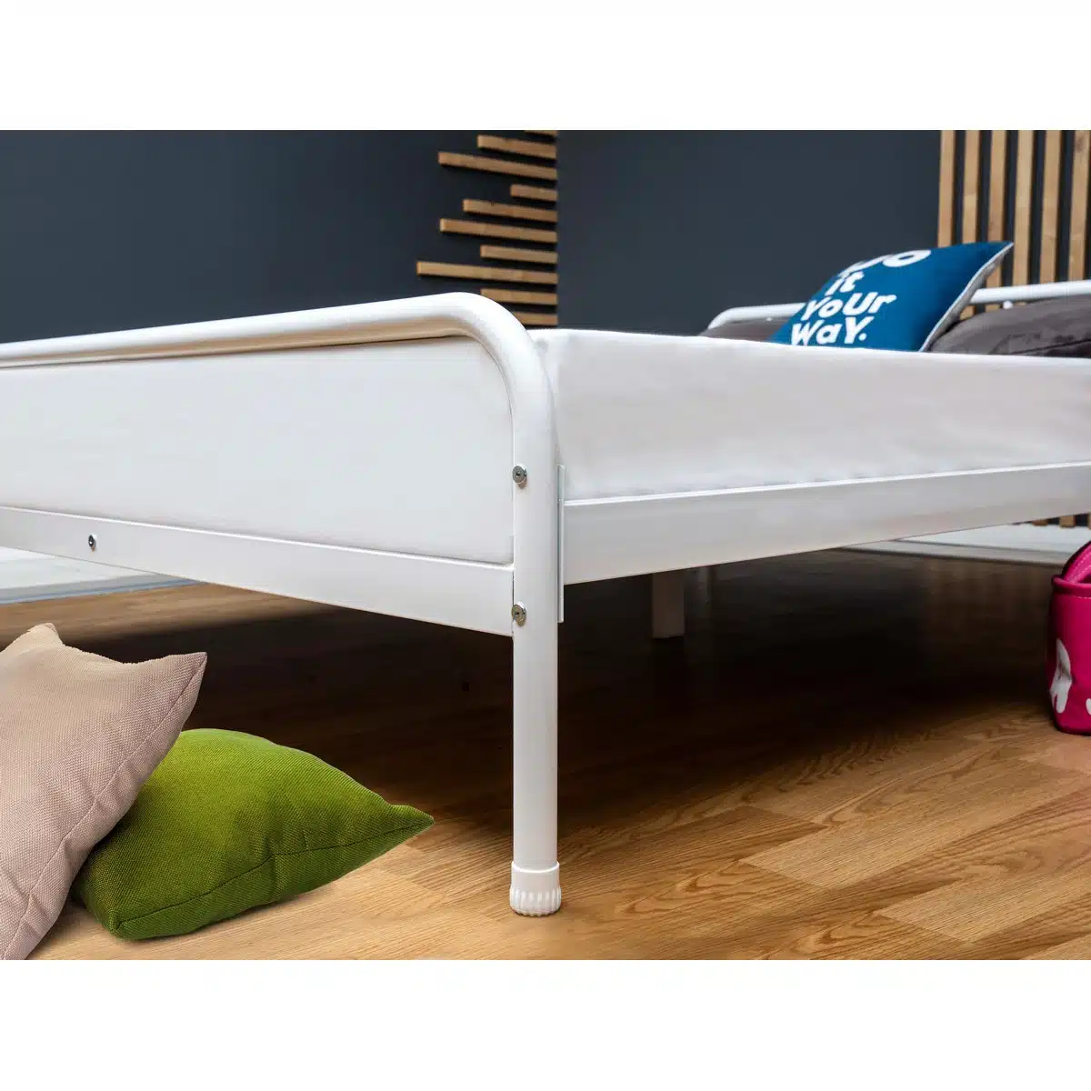 מיטה מברזל בצבע לבן רוחב 160 מבצע חיסול - מיטת ברזל זוגית רוחב 160 ס"מ - כל הרהיטים מיטה מברזל בצבע לבן רוחב 160 מבצע חיסול