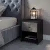 שידת צד שחורה עם דלתות בגימור בטון