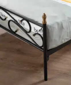 מיטת זוגית מברזל שחור