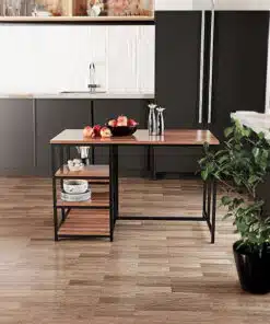 אי מטבח עם מדפים