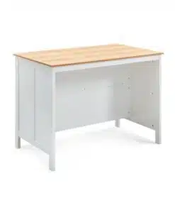 עם למטבח לבן משולב עץ במבצע