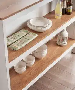 עם למטבח לבן משולב עץ במבצע