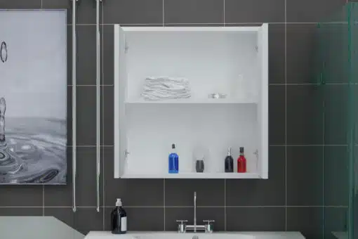 ארונית תלויה עם מראה לאמבטיה
