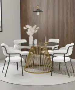 כיסא אוכל מעוצב עם רגלי זהב וריפוד קטיפה בצבע לבן שמנת