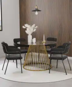 פינת אוכל אלגנטית עם כיסאות מעוצבים בצבעים שונים