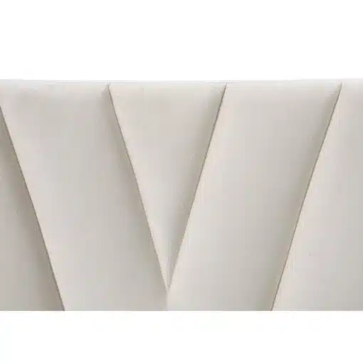 מיטה זוגית מרופדת שמנת