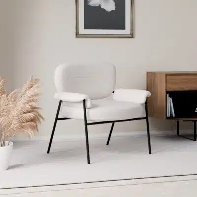 כסא מרופד עם ידיות - נוחות אלגנטית לבית המודרני