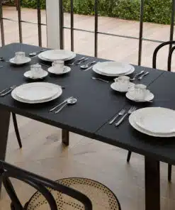 שולחן אוכל מעץ בצבע שחור