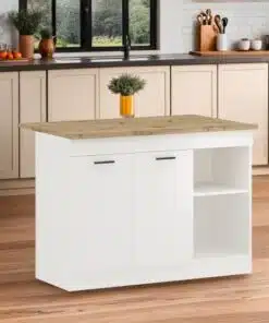 אי למטבח אלון ולבן עם מגירות וארוניות אחסון