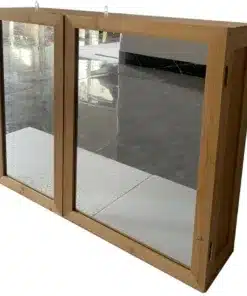 ארון תלוי עם מראה לתרופות