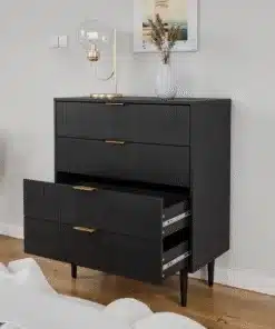 שידת מגירות גדולה לבגדים בצבע שחור