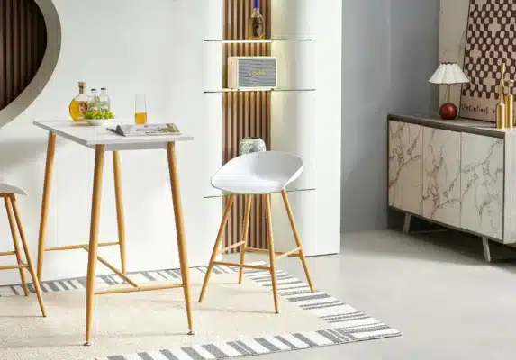 שולחן בר עם כסאות עודפים