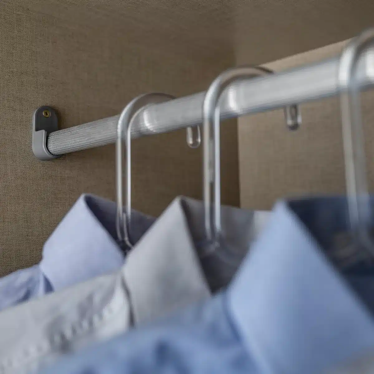 ארון-בגדים-עם-מראה_4jpg - ארון בגדים 4 דלתות בעיצוב אלגנטי - אִחסוּן סטייל מאסטר רהיטים - רהיטים איכותיים לבית ולמשרד ארון בגדים עם מראה