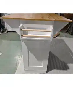 אי מטבח עם מדפים