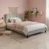 מיטה מרופדת אפורה