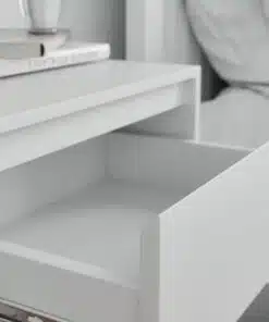 שידת לילה לבנה עם שני מגירות