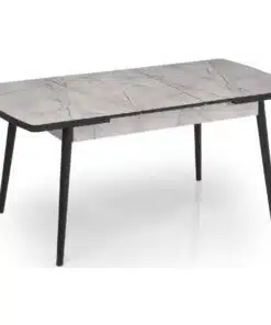 שולחן אוכל עם כיסאות